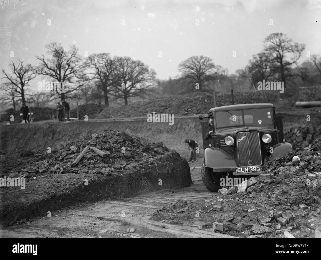 Ein Bedford LKW, voller Erde, zieht aus der Website, wo das neue Schwimmbad wird ausgegraben in Bexleyheath, Kent. 1936 Stockfoto