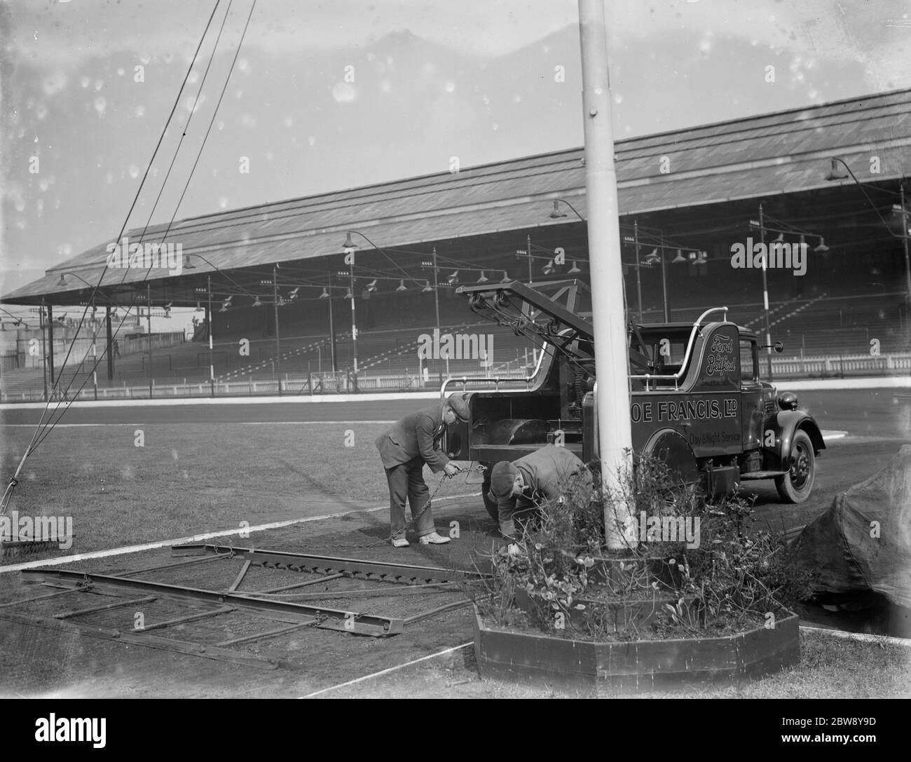 Ein Bedford LKW hat einen Rechen-Aufsatz, um auf der New Cross Stadium Speedway Strecke in London zu verwenden. 1936 Stockfoto
