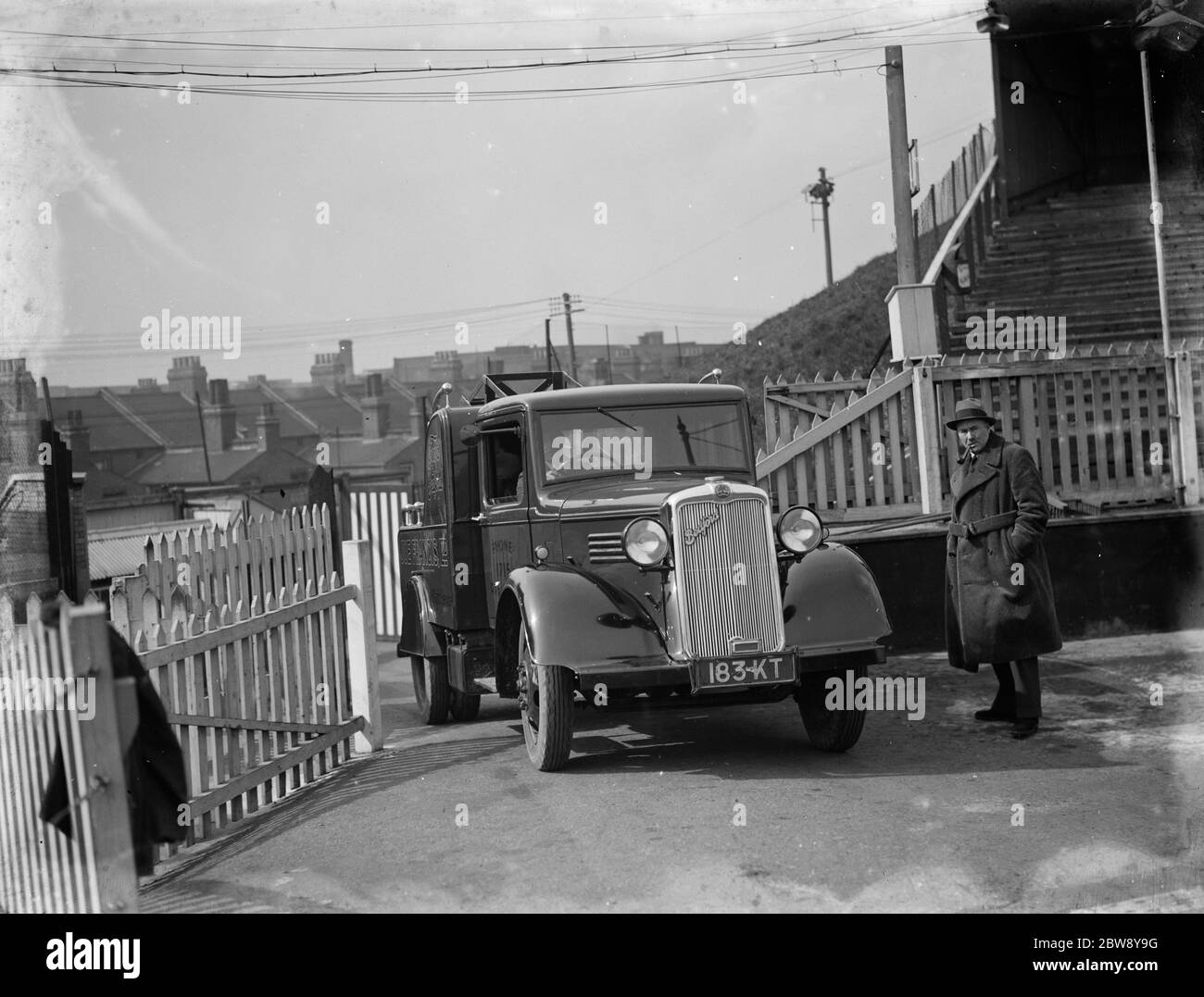 Ein ford bedford Winch Truck auf der New Cross Stadium Speedway Strecke in London. 1936 Stockfoto