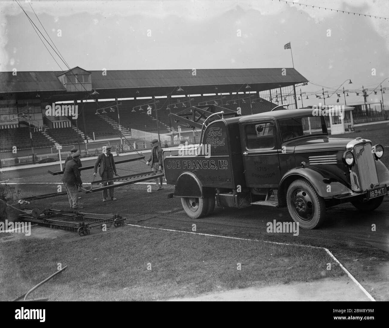 Ein ford Bettfords hat den Rechen daran befestigt, bevor es um die Bedford New Cross Speedway Strecke geht. 1936 Stockfoto