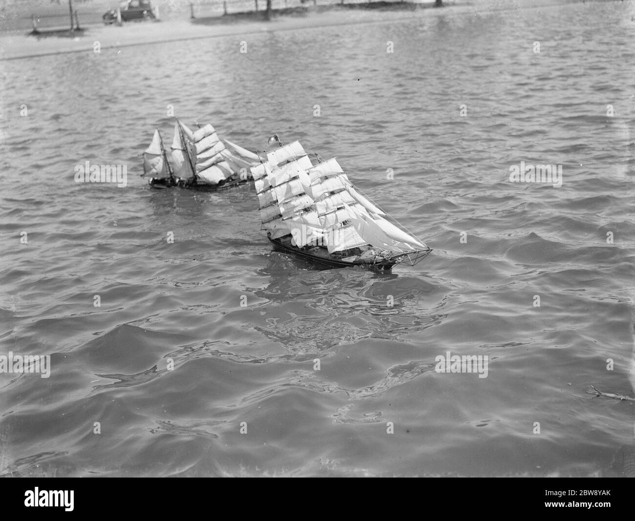 Ein Paar von Modell Segelschiffe auf einem Teich . Sie gehören Catain Dean und EINEM B Stead, zwei Modellbootfans. 1939 Stockfoto