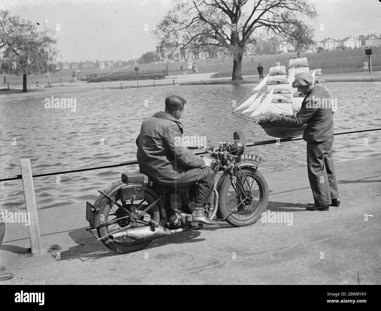 Ein B Stead, ein Modell Boot Enthusiast, zeigt sein Modell Segelschiff zu einem Mann auf einem Motorrad. 1939 Stockfoto