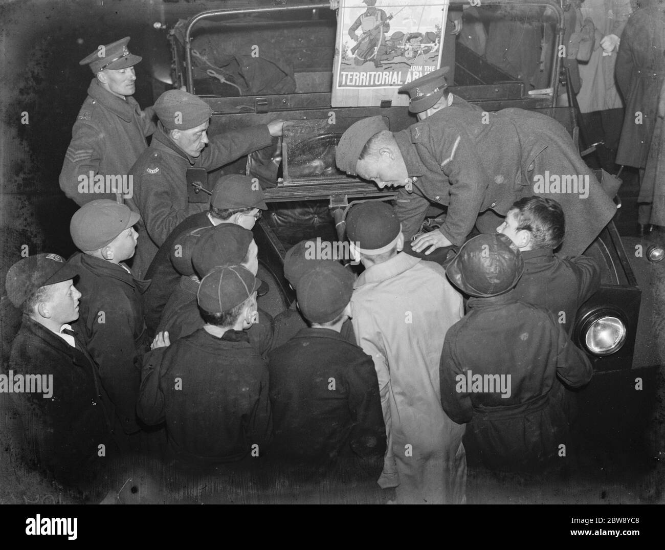 Eine Einheit der Territorialen Armee in einem Drill-Display für die Rekrutierung in Pettswood . Kinder schauen in die Motorfront eines bedford-Lastwagens. 1939 Stockfoto