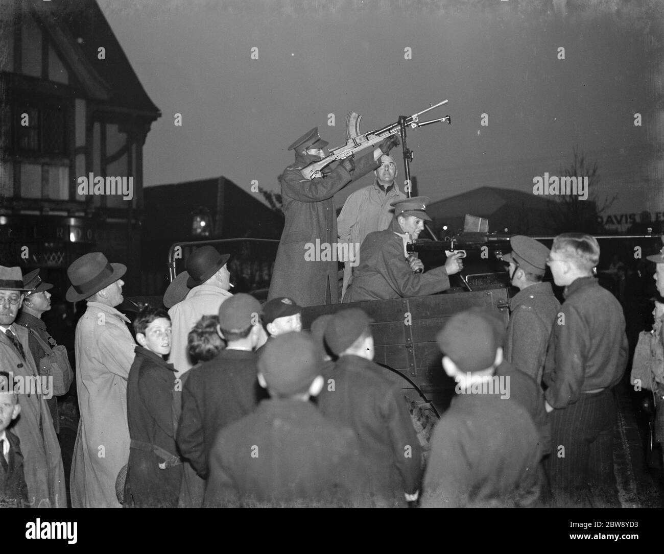 ATerritorial Army Einheit in einem Drill-Display für die Rekrutierung in Pettswood . Vor der Menge Soldaten betreiben eine bren-Pistole auf einem Anti-Flugzeug-Stand und ein, Anti-Tank, .55in Gewehr. 1939 Stockfoto