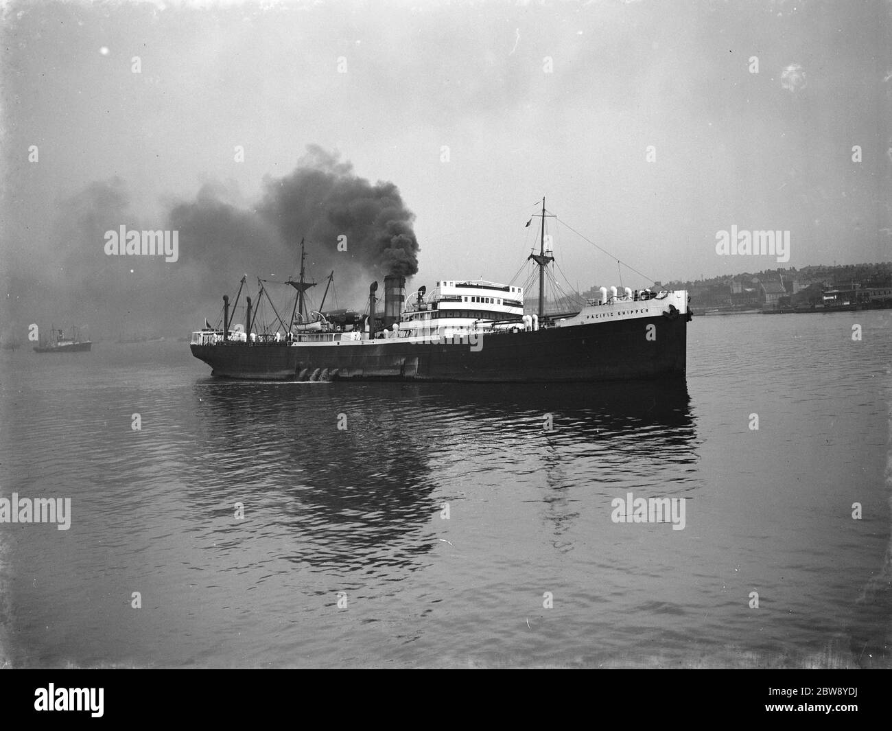 Die SS ' Pacific Shipper ' passiert Gravesend mit einer Liste zum Hafen und einem Lockheed Hudson auf ihren Decks. 24. April 1939 Stockfoto