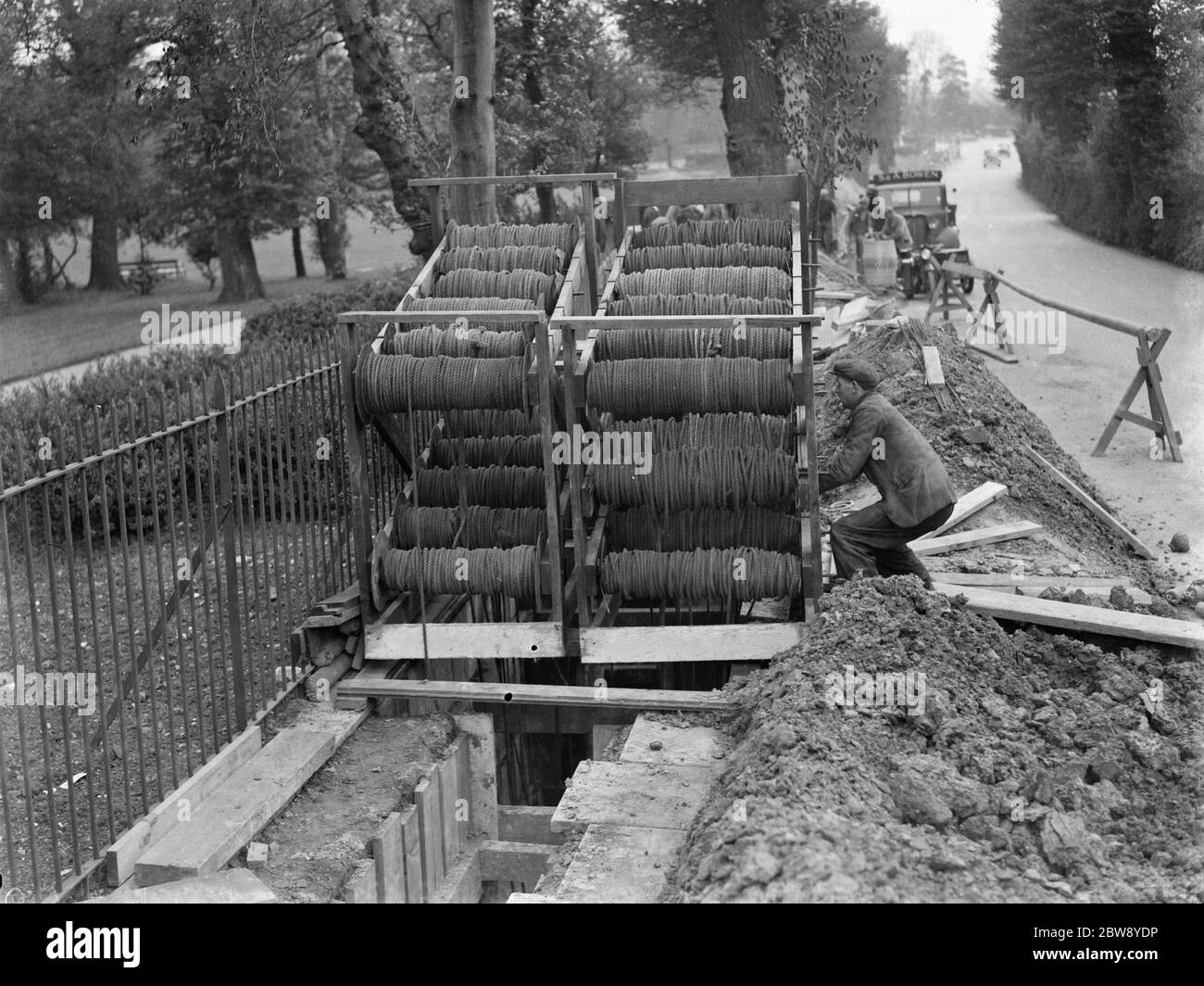 Bündel von Telefonkabeln auf einer Wiege, die von Arbeitern in Chislehurst, Kent, unterirdisch verlegt werden. 1939 Stockfoto