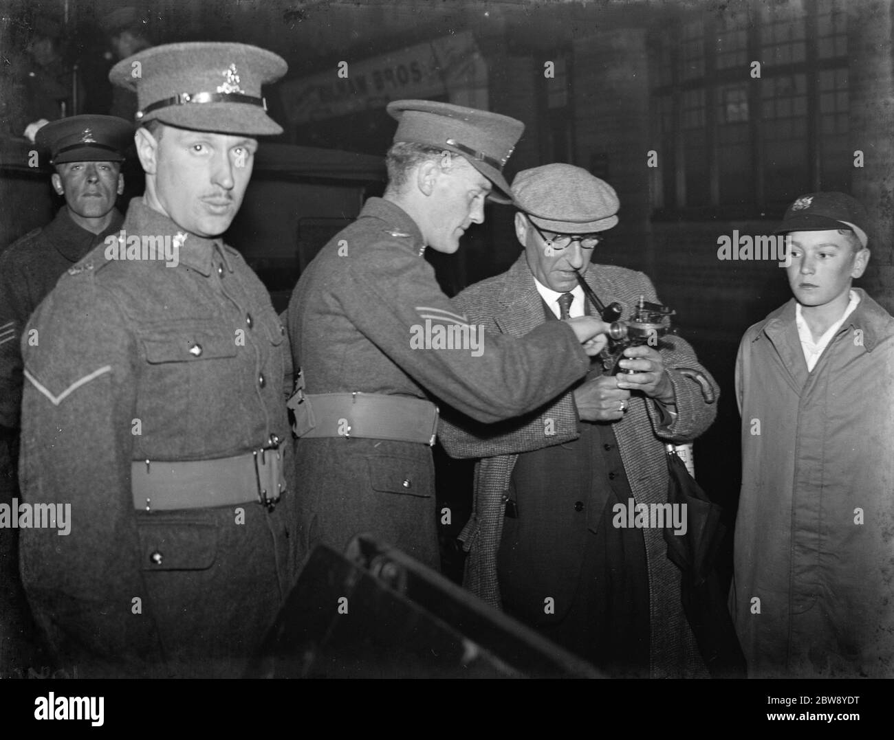 Eine Einheit der Territorialen Armee an einem Drill-Display für die Rekrutierung in Pettswood, London. Truppen demonstrieren einen Grabenmörtel Zielanvisierung. 1939 Stockfoto