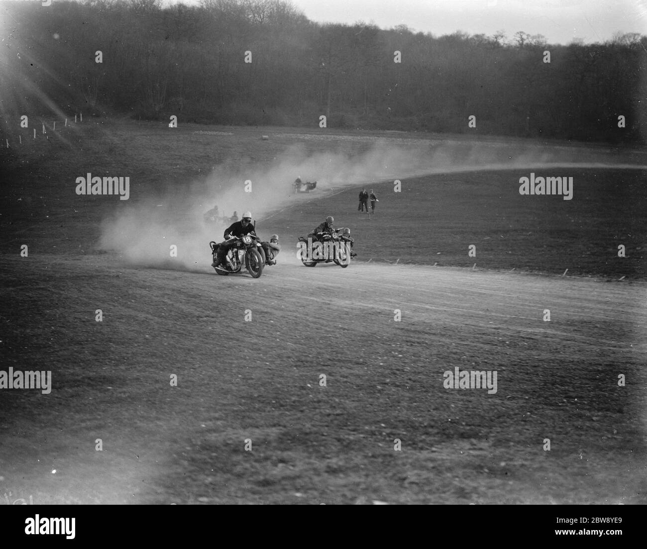 Motorrad-Rennen in Brands Hatch am Ostersonntag. W B Ducker (No 18) und G D Furness (No 61) nehmen die Kurve auf den Seitenwagen Fahrräder. April 1939 . Stockfoto