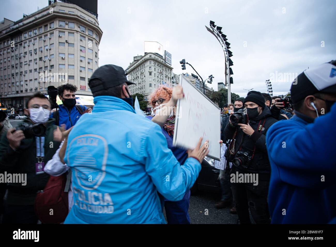 Buenos Aires, Argentinien - 30. Mai 2020: Nicht identifizierte Person, die von Demonstranten ausgestoßen wird, versammelten sich in der Innenstadt von Buenos Aires, um gegen sie zu protestieren Stockfoto