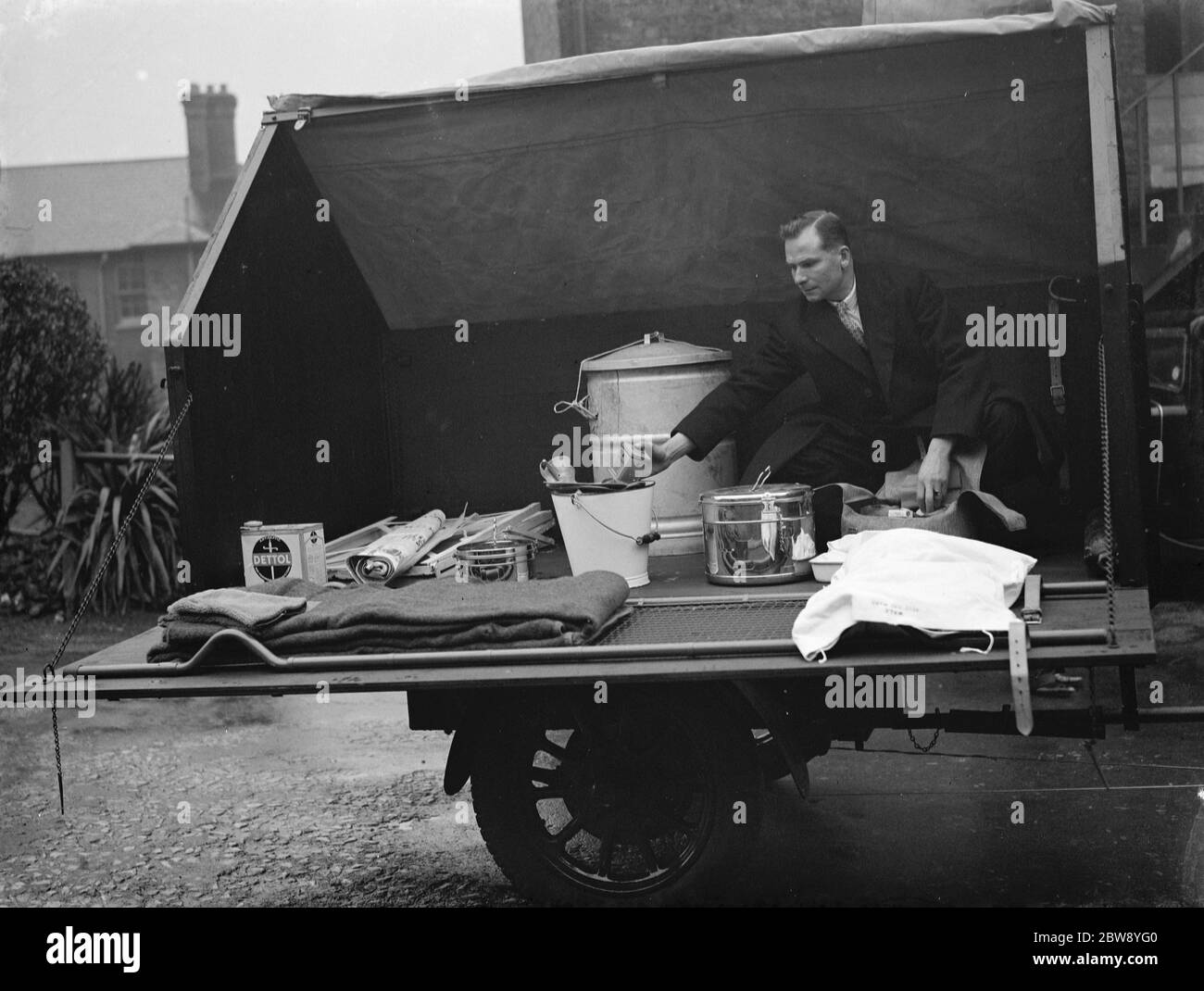 Ein ARP ( Air RAID Preautions ) mobiles Operationssaal in Dartford . Herr Sutch kniet in den Rücken. 1939 Stockfoto