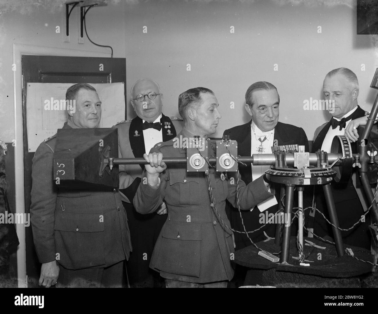 Neue Bohrhalle in Greenhithe eröffnet. Von links nach rechts Oberstleutnant G A Grover, Oberst A C Davis, Major G B Dawson, Major General Bond und Air Vice Marshal Borden. April 1939 Stockfoto