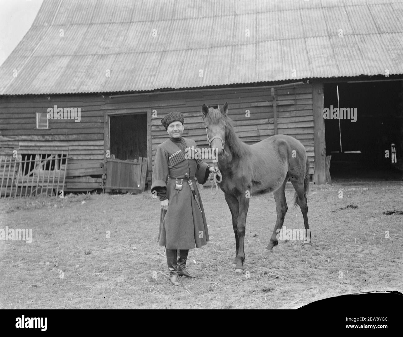 Reiten in Eynsford, Kent. Herr Jorganoff posiert mit einem Pferd. 1939 Stockfoto
