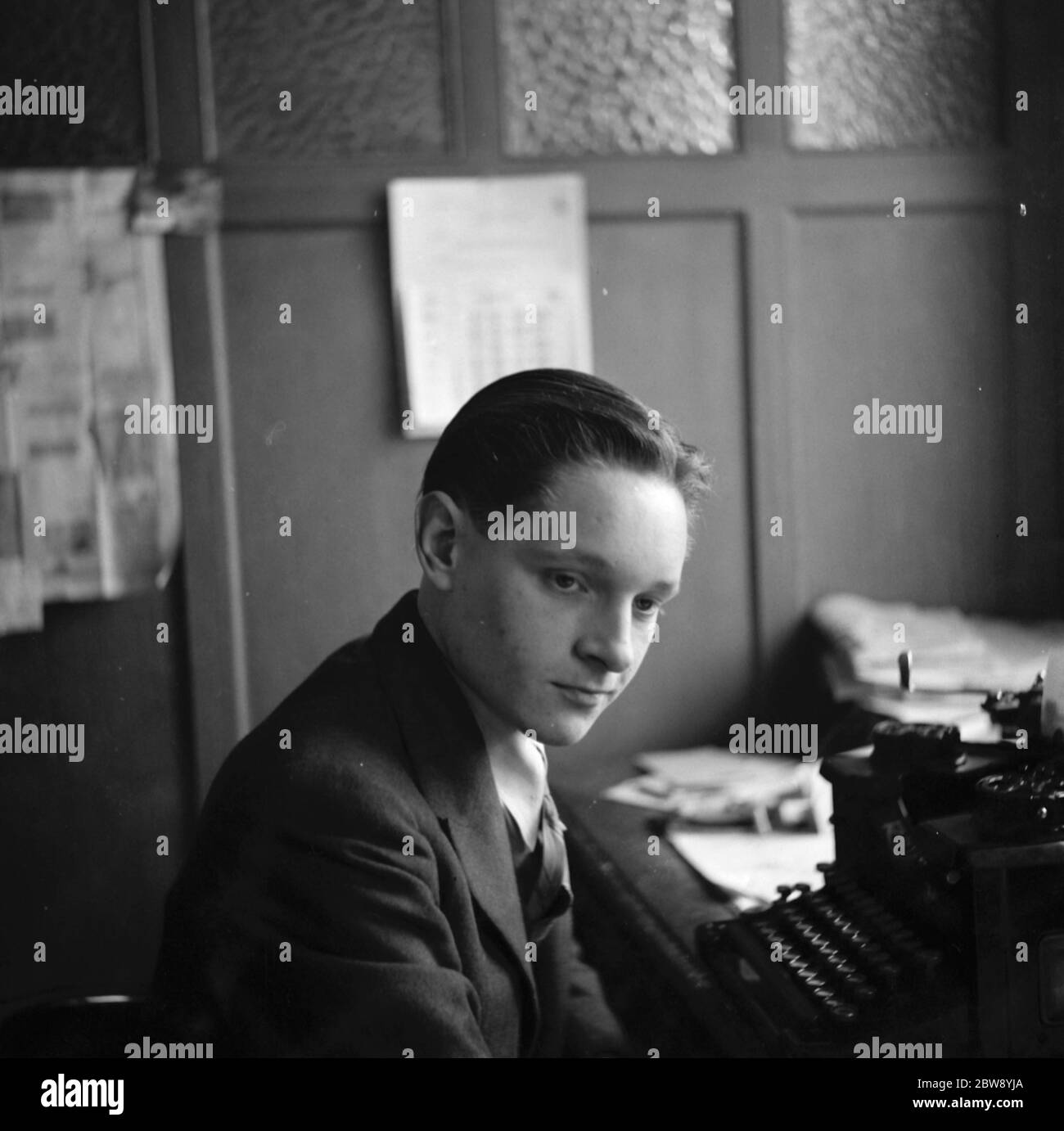 Herr Gordon Grimley sitzt an seiner Schreibmaschine. 1939 Stockfoto