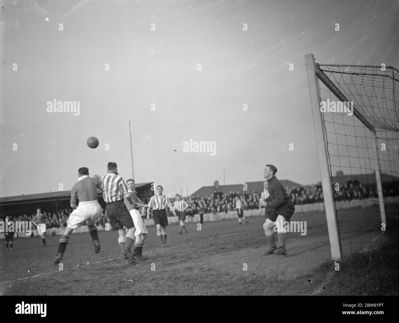 Dartford gegen Charlton , Fußball . Ziel Mund Aktion . 1937 Stockfoto