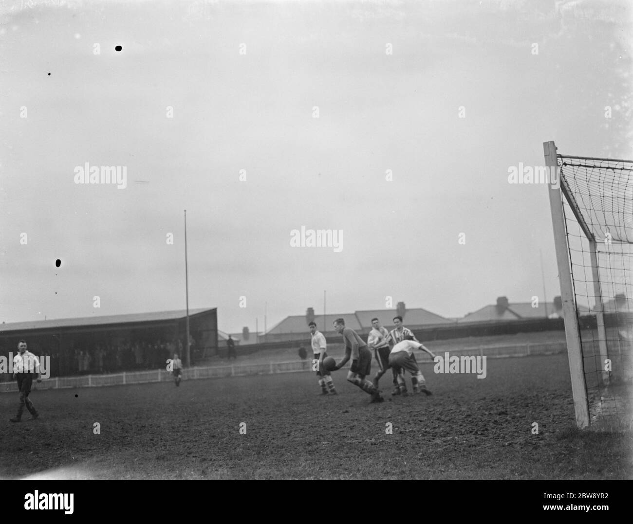 Sidcup gegen Bassetts , Fußball . Ziel Mund Aktion . 1937 Stockfoto