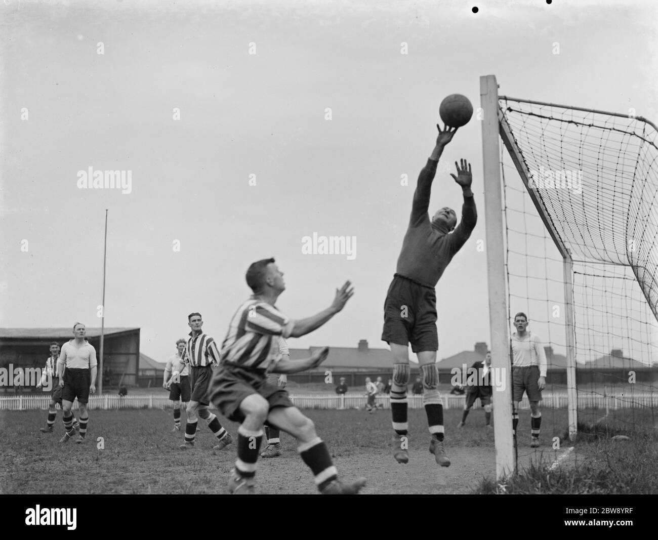 Dartford gegen Sheppey , Fußball . Ziel Mund Aktion . 1937 Stockfoto