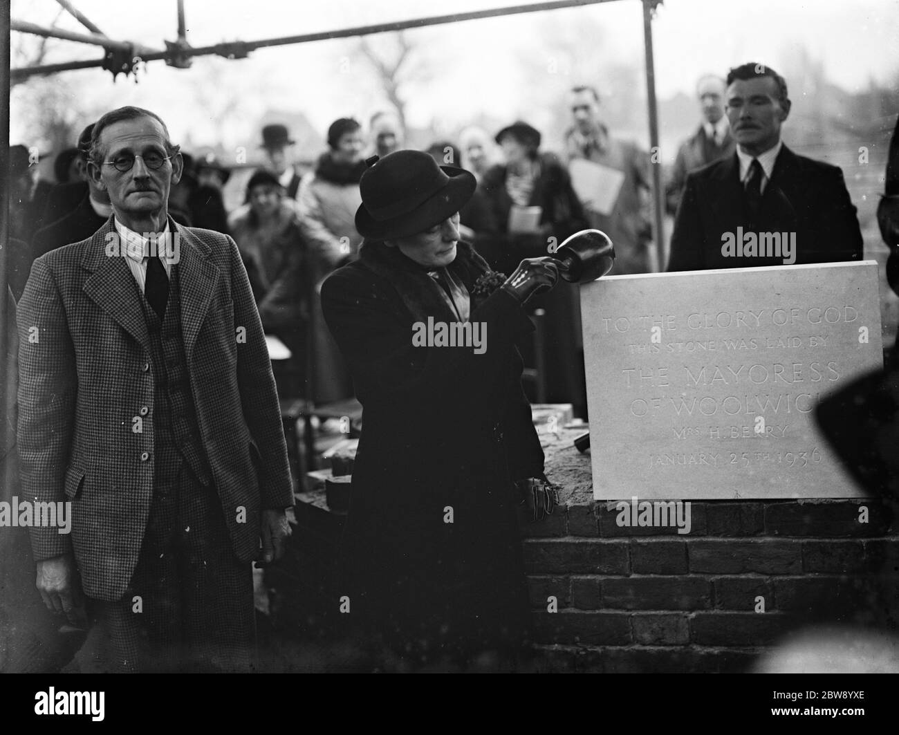 Die Bürgermeisterin von Woolwich, Frau Berry, legt den Grundstein. 25. Januar 1936 Stockfoto