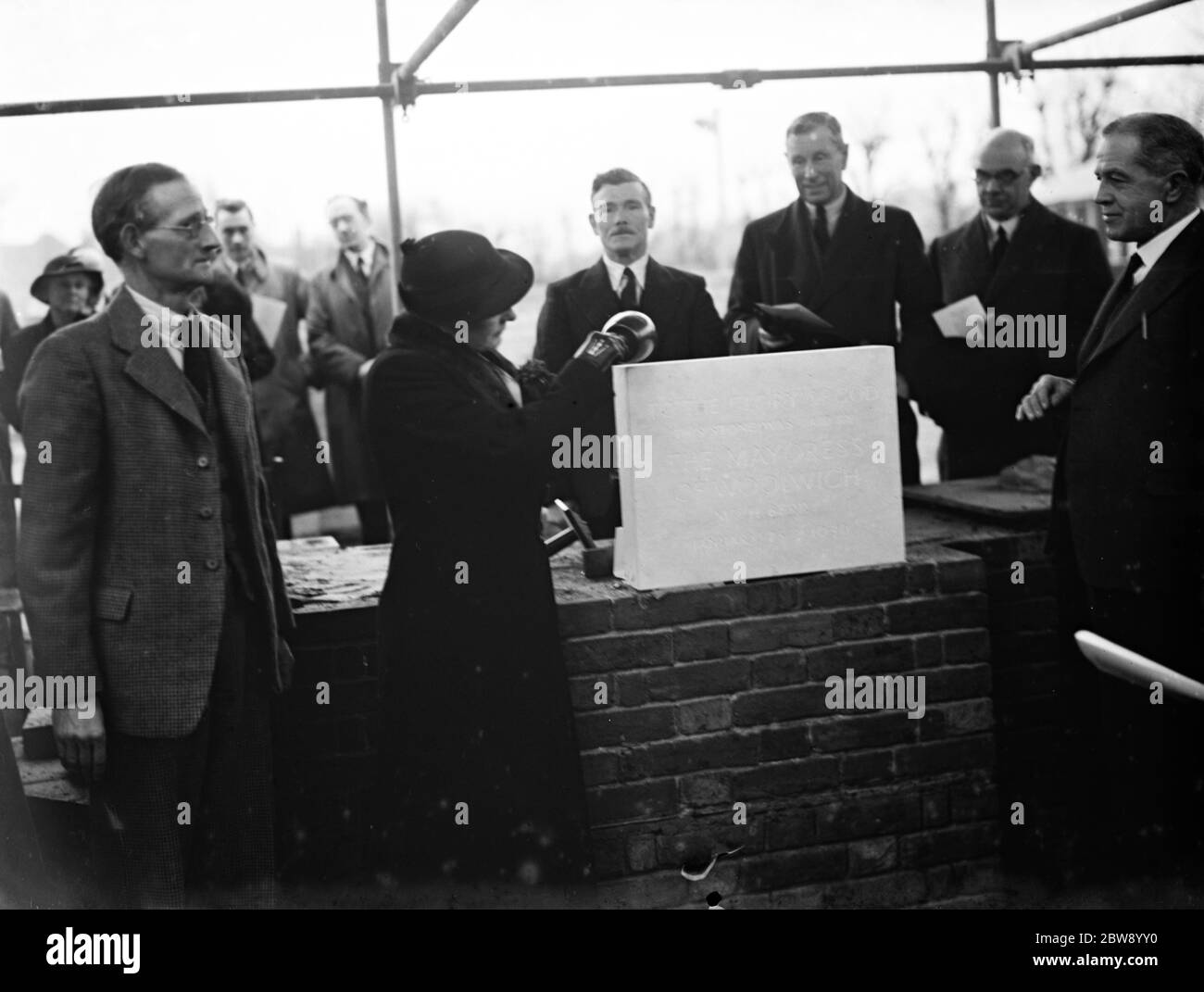 Die Bürgermeisterin von Woolwich, Frau Berry, legt den Grundstein. 25. Januar 1936 Stockfoto