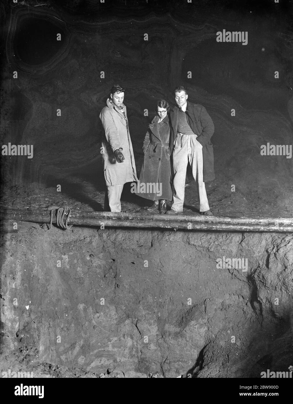 George Carlow zeigt auf das Loch im Boden. 1936 Stockfoto