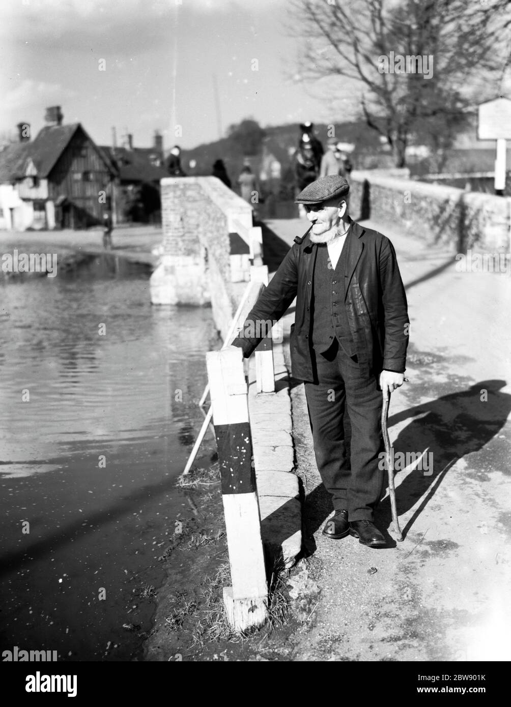 Georger Dunter von Eynsford posiert auf der Brücke über den Fluss Darent. 1936 . Stockfoto