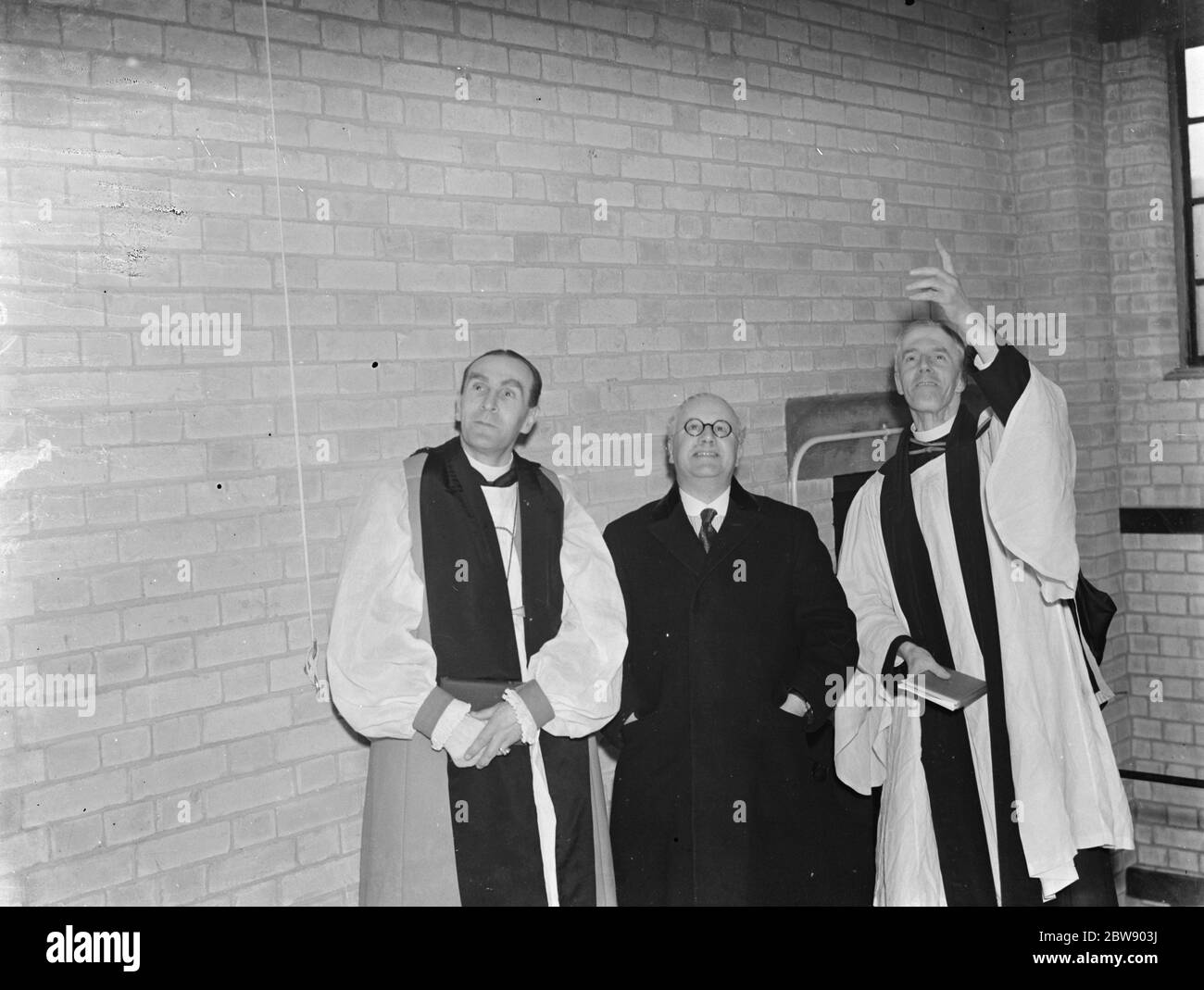 Der konservative Woolwich West MP, Sir Kingsley Wood, eröffnet St Barnabas Hall in Eltham, London, die vom Baron von Woolwich gewidmet wurde. 1937 Stockfoto