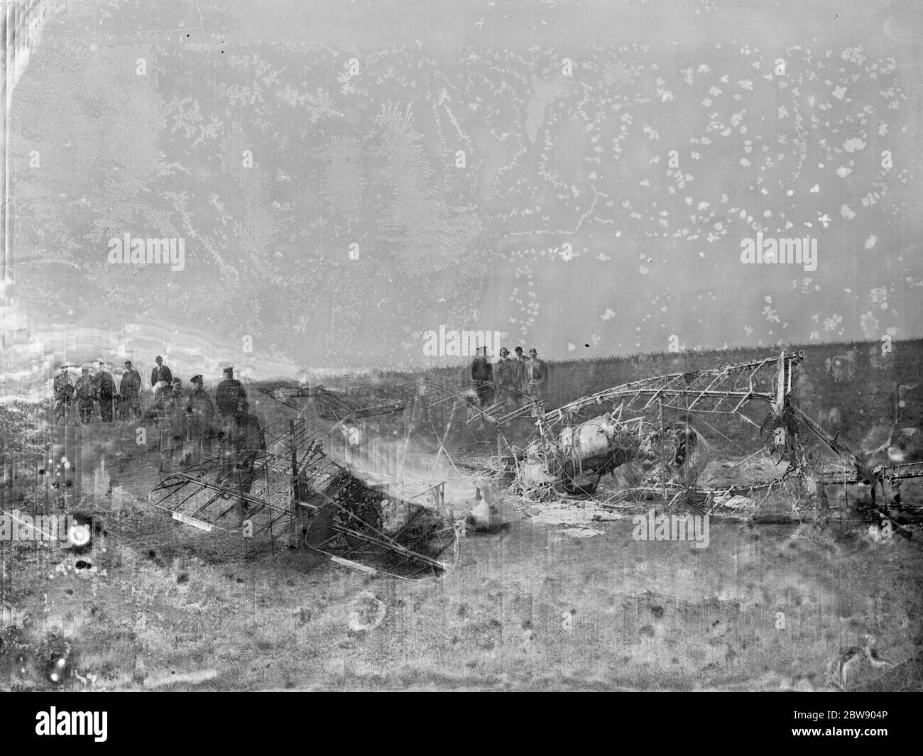 Die Menge versammelt sich um die Trümmer hinter einem Flugzeugabsturz in Biggin Hill, Kent. 1937 Stockfoto