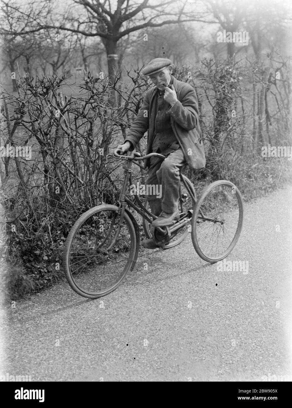 Herr Charles Johnson auf einem Dreirad in Kingsdown, Kent. 1937 Stockfoto