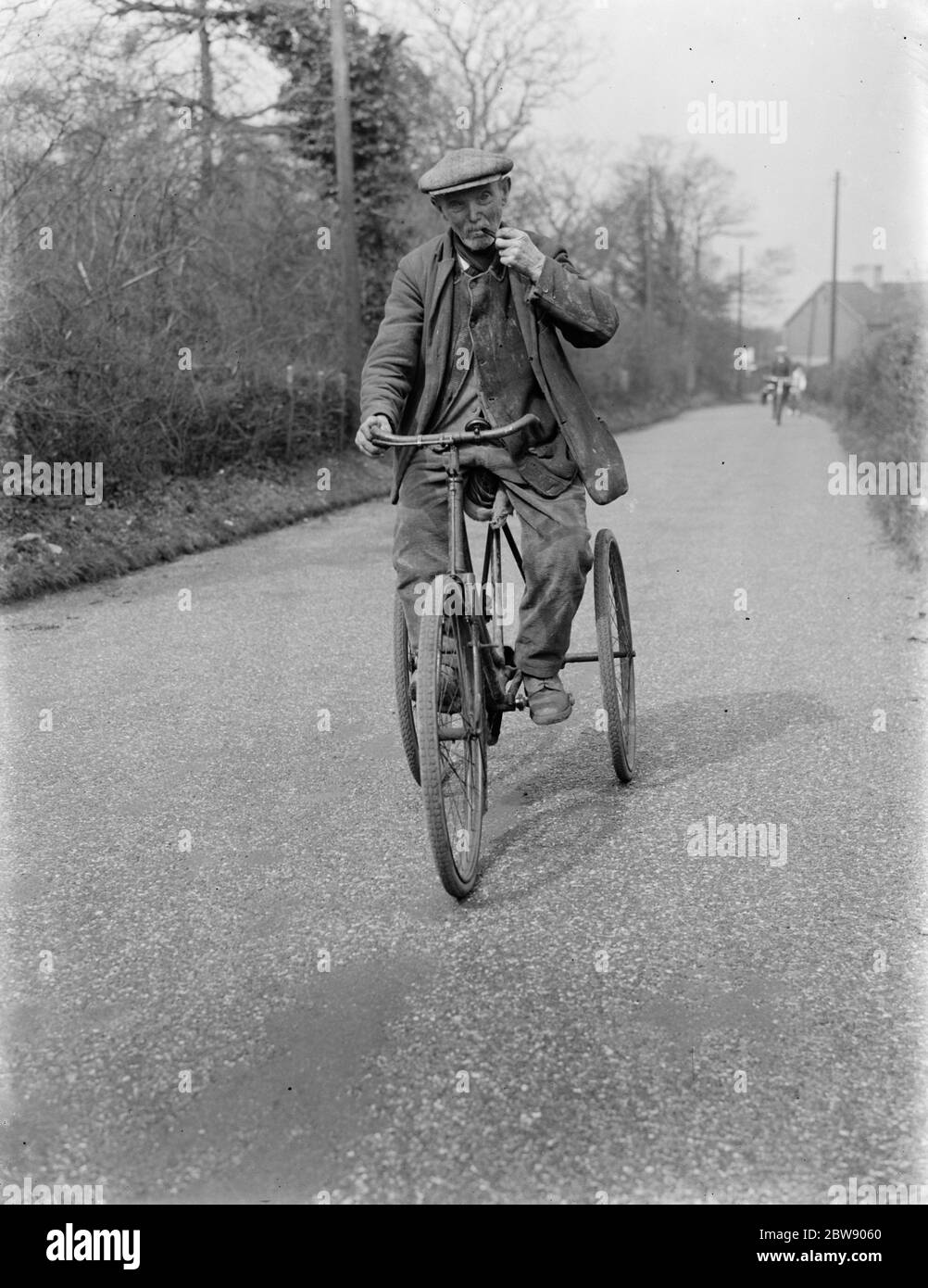 Herr Charles Johnson auf einem Dreirad in Kingsdown, Kent. 1937 Stockfoto