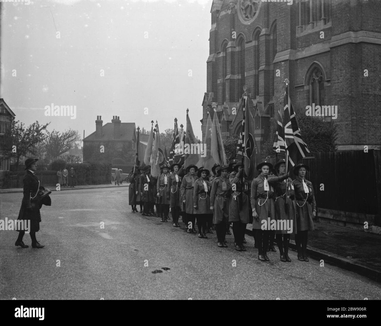 Mädchen Führer während ihrer Kirche Parade vor der Pfarrkirche St. Johannes der Evangelist in Sidcup, Kent. 14 Mai 1937 Stockfoto