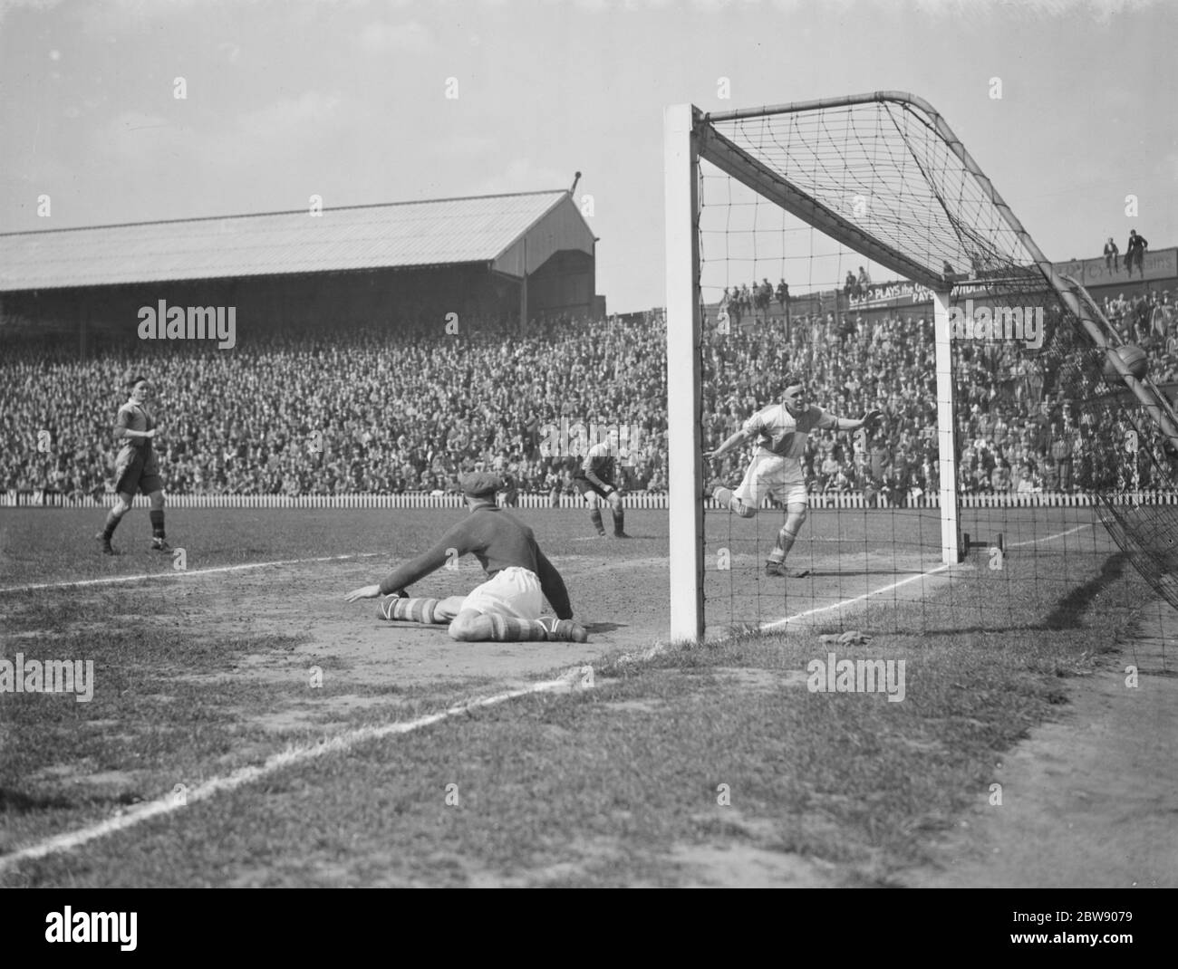 Fußballspiel : Erith und Belvedere FC gegen Dulwich Hamlet im London Senior Cup Finale . Tormündung Aktion - der Ball geht ins Netz . 1937 Stockfoto