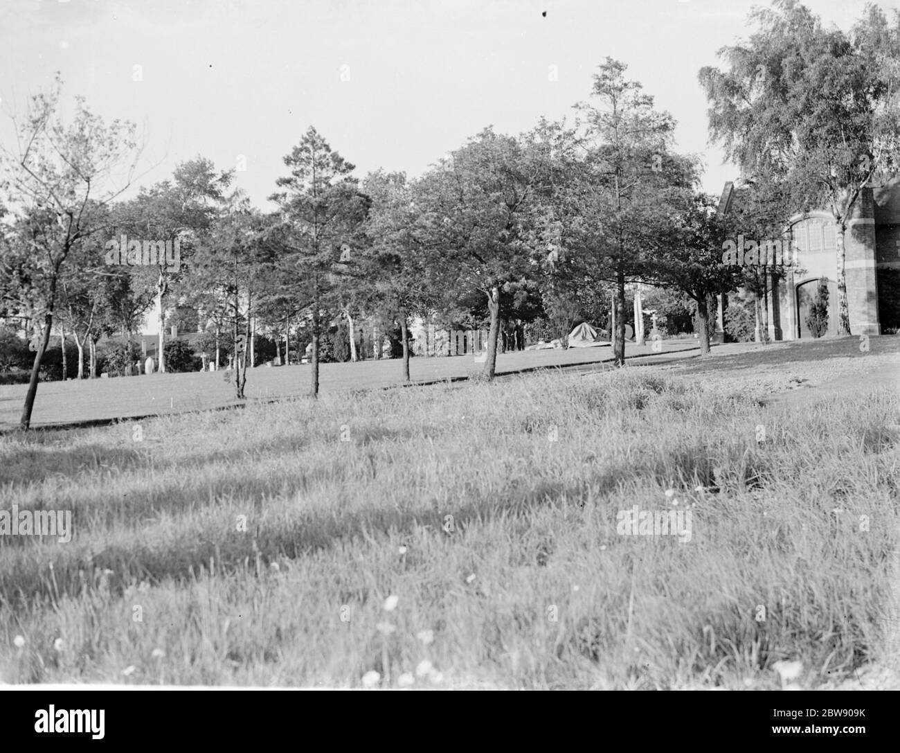 Alfred Stanley Bacon wurde sofort getötet, als das Flugzeug, das er flog, in Bromley Hill Cemetery in der Nähe von Catford, London abgestürzt war. Der Flieger war an Bord einer Broughton - Blayney Brawney ' G-AERF ', auf einem Flug von Hanworth zum Ramsgate Flughafen. Foto zeigt den Ort des Absturzes. Juni 1937 Stockfoto