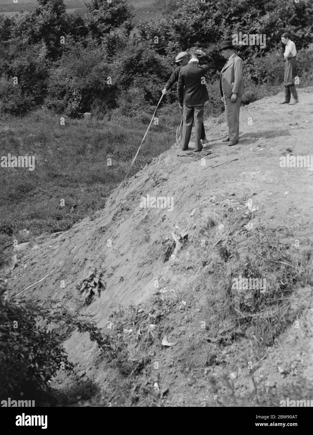 Männer, die Messungen an der Stelle eines LKW-Crash, der in Darenth, Kent passiert. Schutt vom Absturz kann noch entlang des Bodens gesehen werden. 31 Mai 1937 Stockfoto