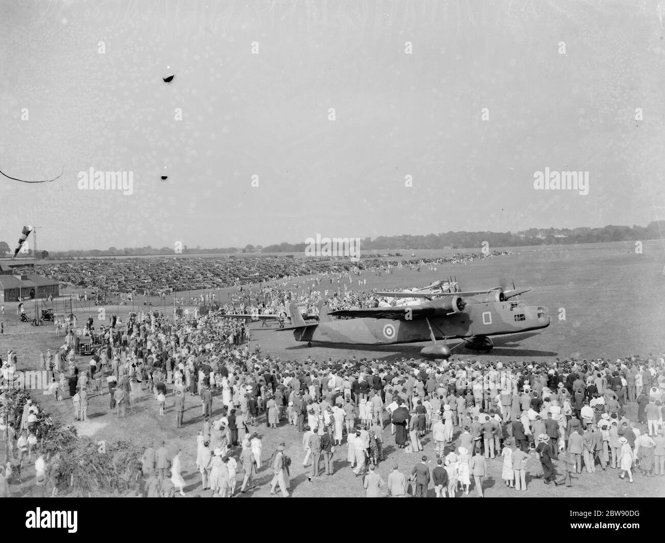 Empire Air Day in Biggin Hill, Kent. Ein Bristol Typ 138 Bombay Flugzeug auf dem Gras mit einer Linie von Hawker Harts folgenden . 29 Mai 1937 Stockfoto