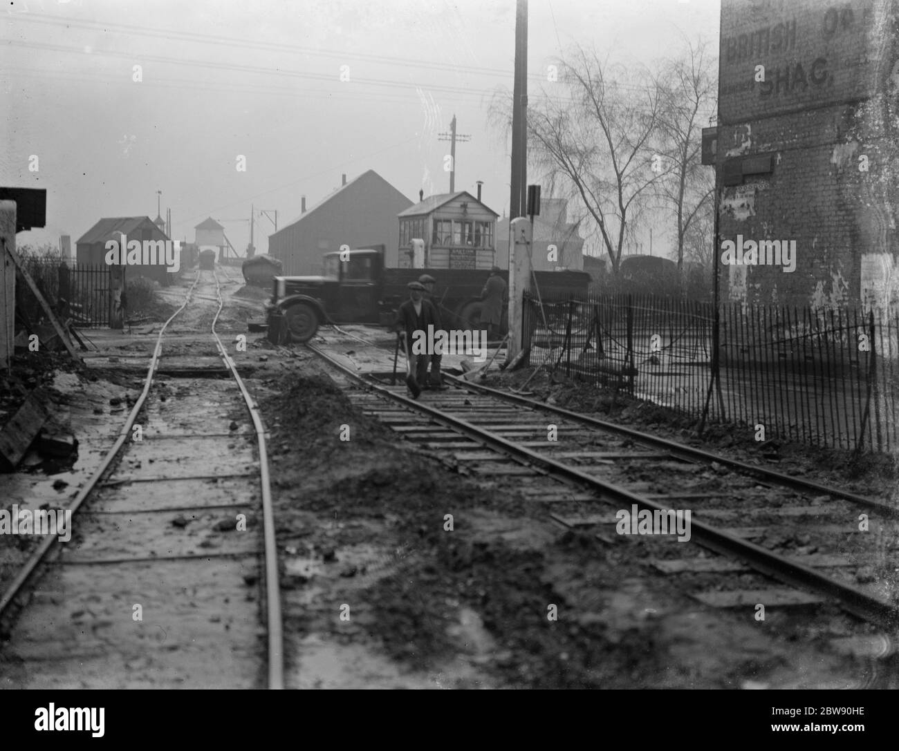 Eisenbahn- und Straßenreparaturen, die in Westwood Erith, London stattfinden. 1937 Stockfoto