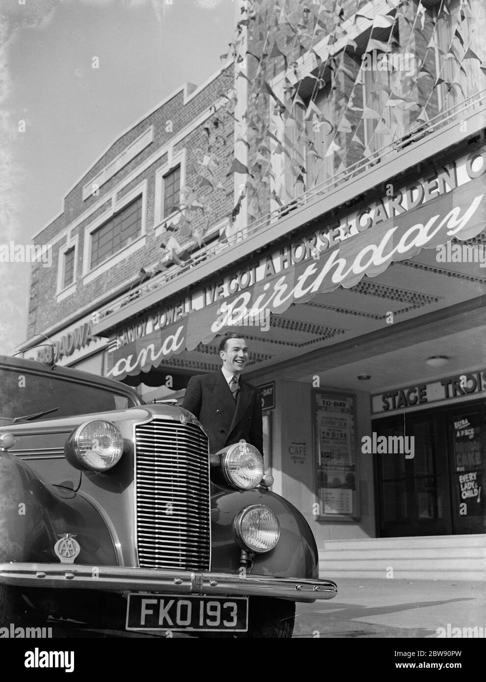 Herr Robinson Cleaver, der berühmte Kino-Organist, stand vor einem Kino. 1939 Stockfoto