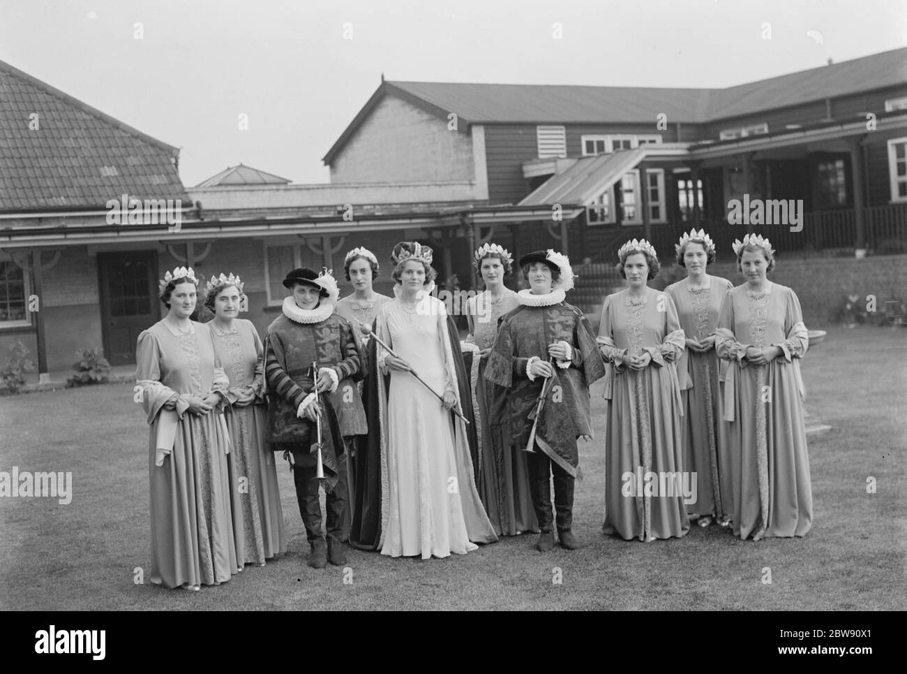 Die Dartford Carnival Queen und ihre Teilnehmer , nach ihrer Krönung . 1937 . Stockfoto