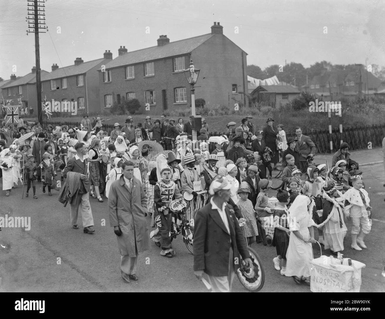 Die Krönung Karneval durch die Straße von Stein, Kent, um die Krönung von König George VI zu feiern. 1937 Stockfoto