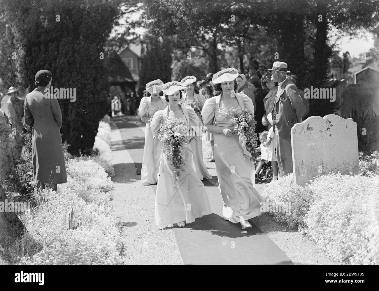 Die Hochzeit von Guy Farrr und Mary Stacey in Crayford, Kent. Die Brautjungfern . 1939 Stockfoto