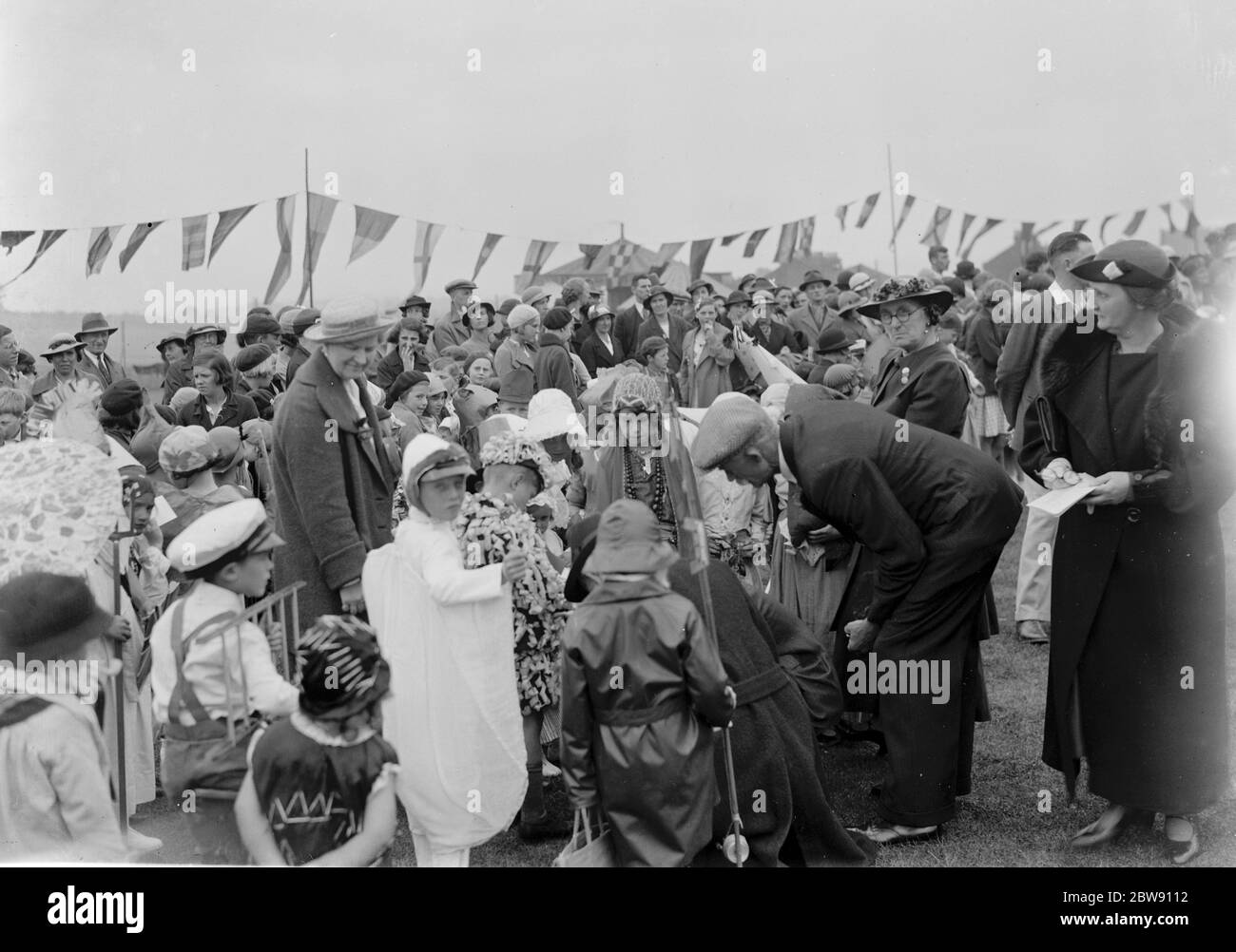 Die Krönung Karneval in Stein, Kent, um die Krönung von König George VI zu feiern. 1937 Stockfoto