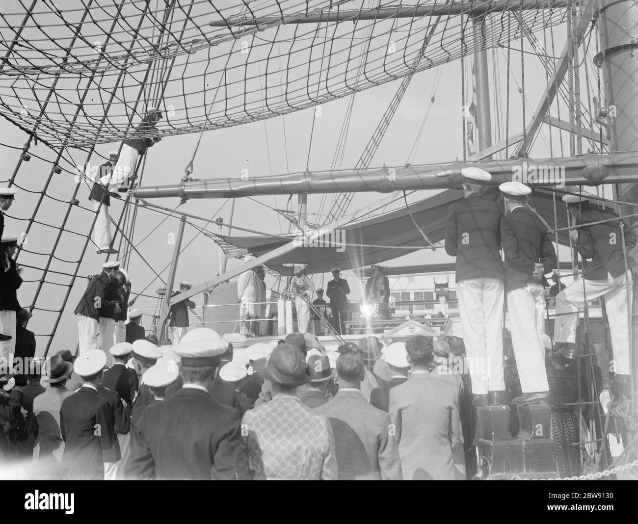 Die Übergabe des Schildes an den Gewinner des Worcester Training Ship Boat Race. Dies findet auf dem Deck der HMS Worcester , dem Trainingsschiff der Thames Nautical Training College in Greenhithe , Kent . 1937 Stockfoto