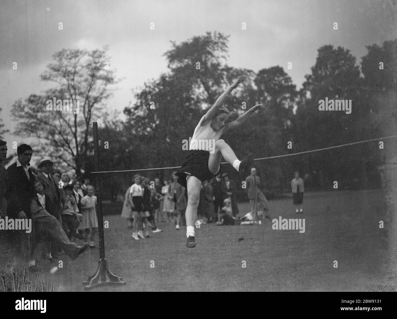Ein Mädchen springt das Hochseil. 1939 Stockfoto