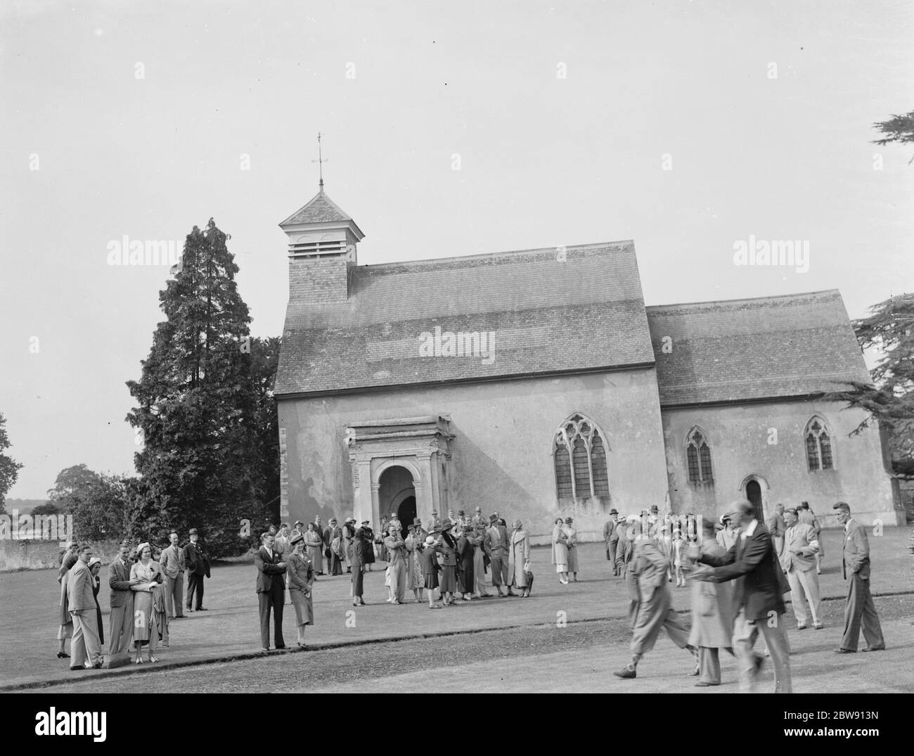 Die North Kent Tennis Association vor der St. Botolph 's Kirche auf dem Gelände des Lullingstone Castle in Kent. 1937 Stockfoto