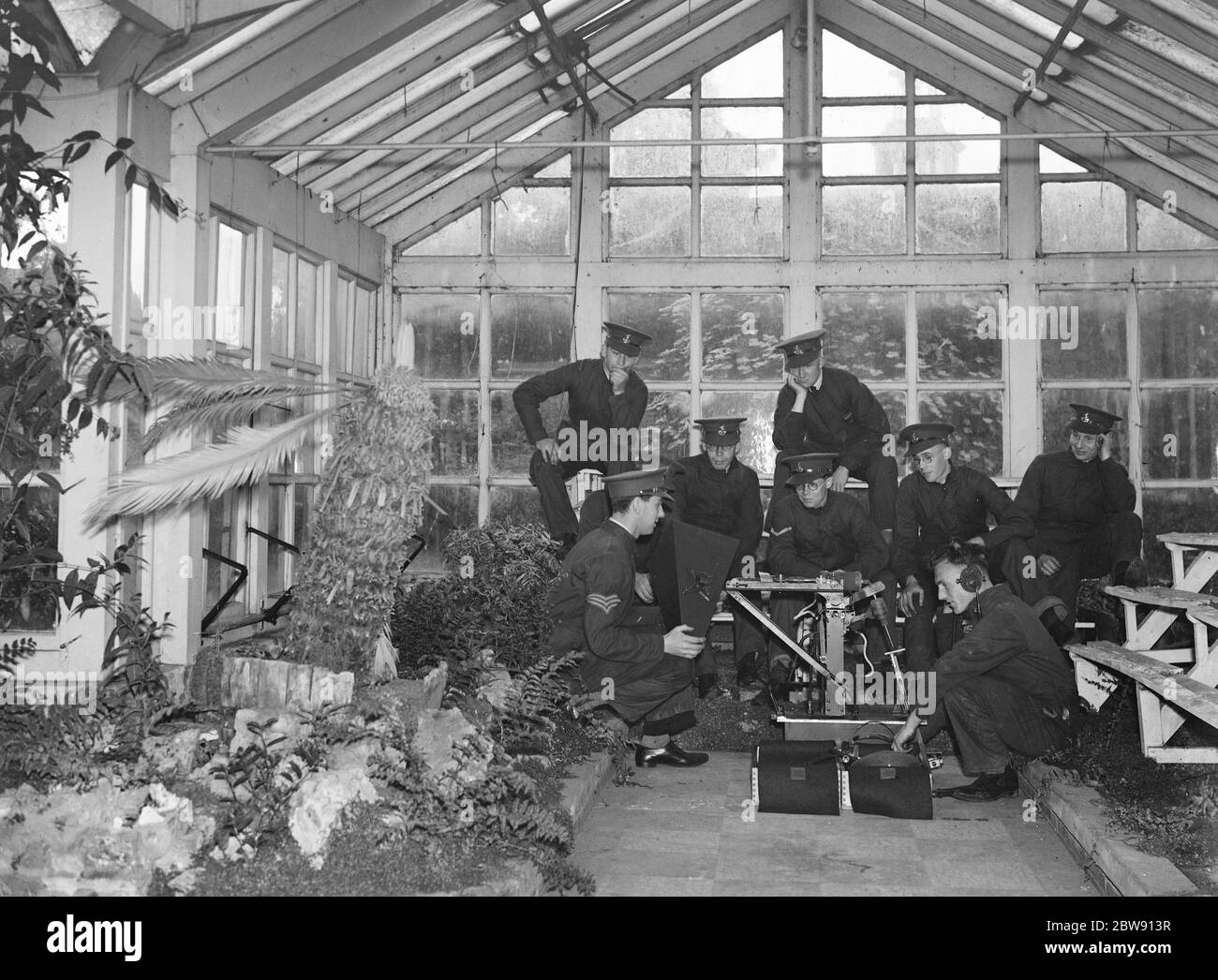 Territorial Army Rekruten werden in der Verwendung eines Anti-Flugzeug-Sound Locator in Eltham, London geschult. 1937 Stockfoto