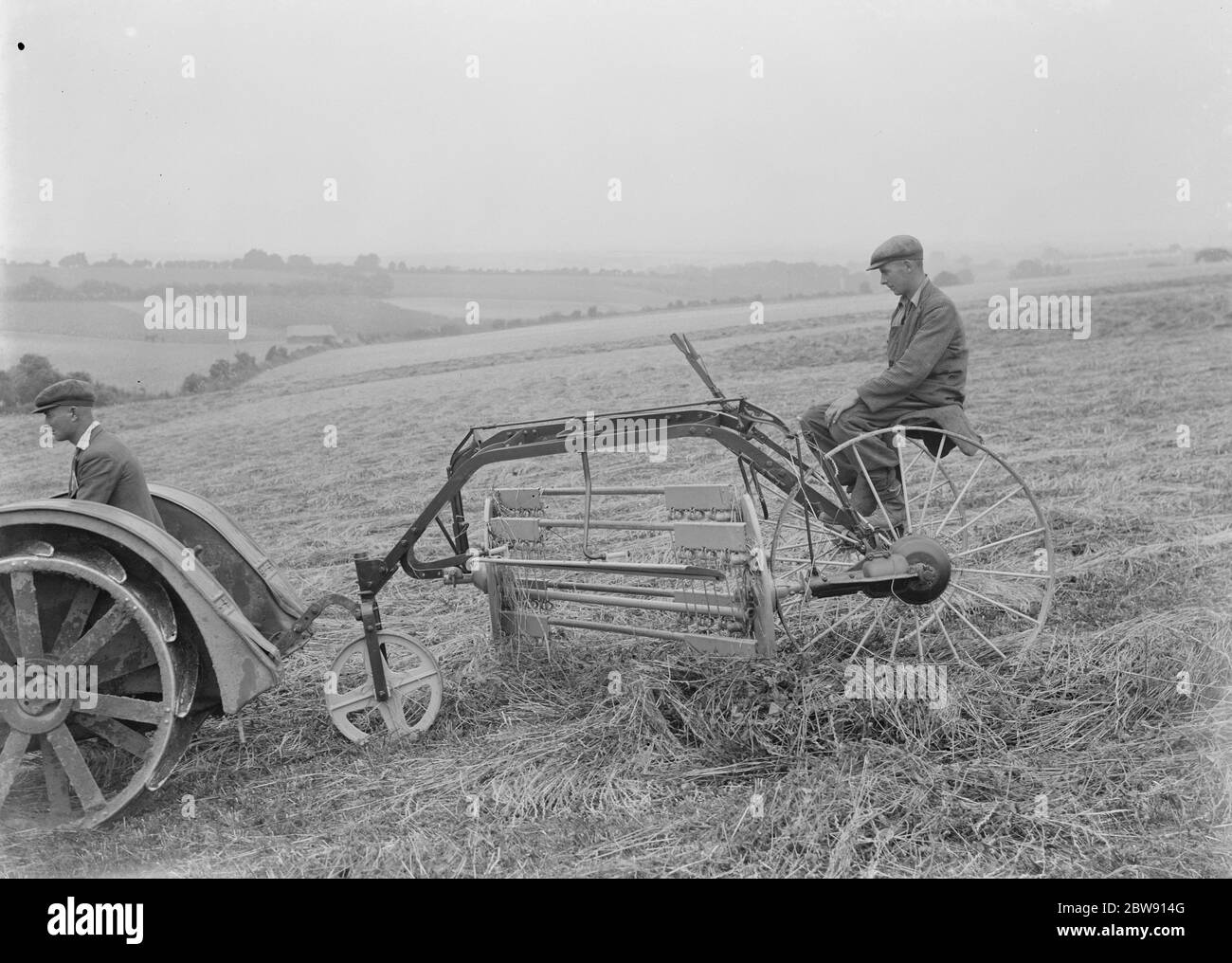 Bauern mit einem neuen Traktor gezogen Heumaschine auf einem Feld in Farningham, Kent. 16 Juni 1937 Stockfoto