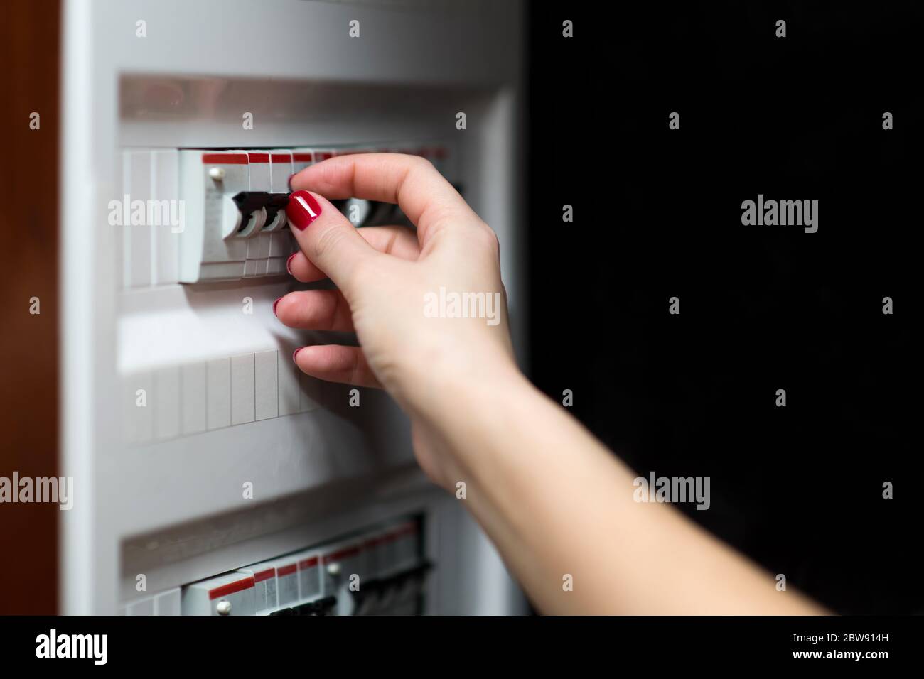 Mädchen wird den Strom in der ausschalten Haus Stockfoto