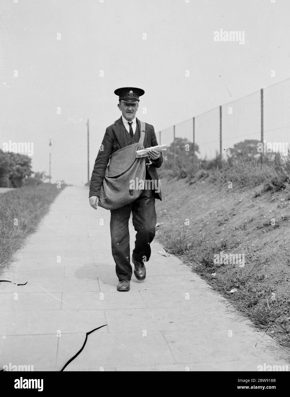 Herr J Sperring ein Postbote zieht sich aus seinen Runden in Chislehurst, Kent, in den Ruhestand. 1939 Stockfoto
