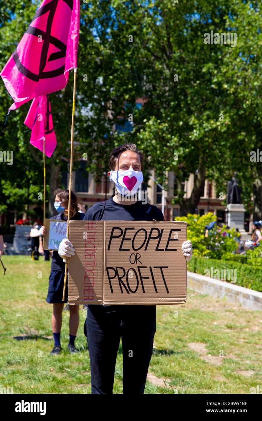 30. Mai 2020 London, UK - Extinction Rebellion inszeniert schweigenden sozial distanzierten Klimawandel-Protest in Westminster, Demonstranten, die von der Polizei wegen Verletzung der Coronavirus-Vorschriften bestraft und weggenommen werden Stockfoto