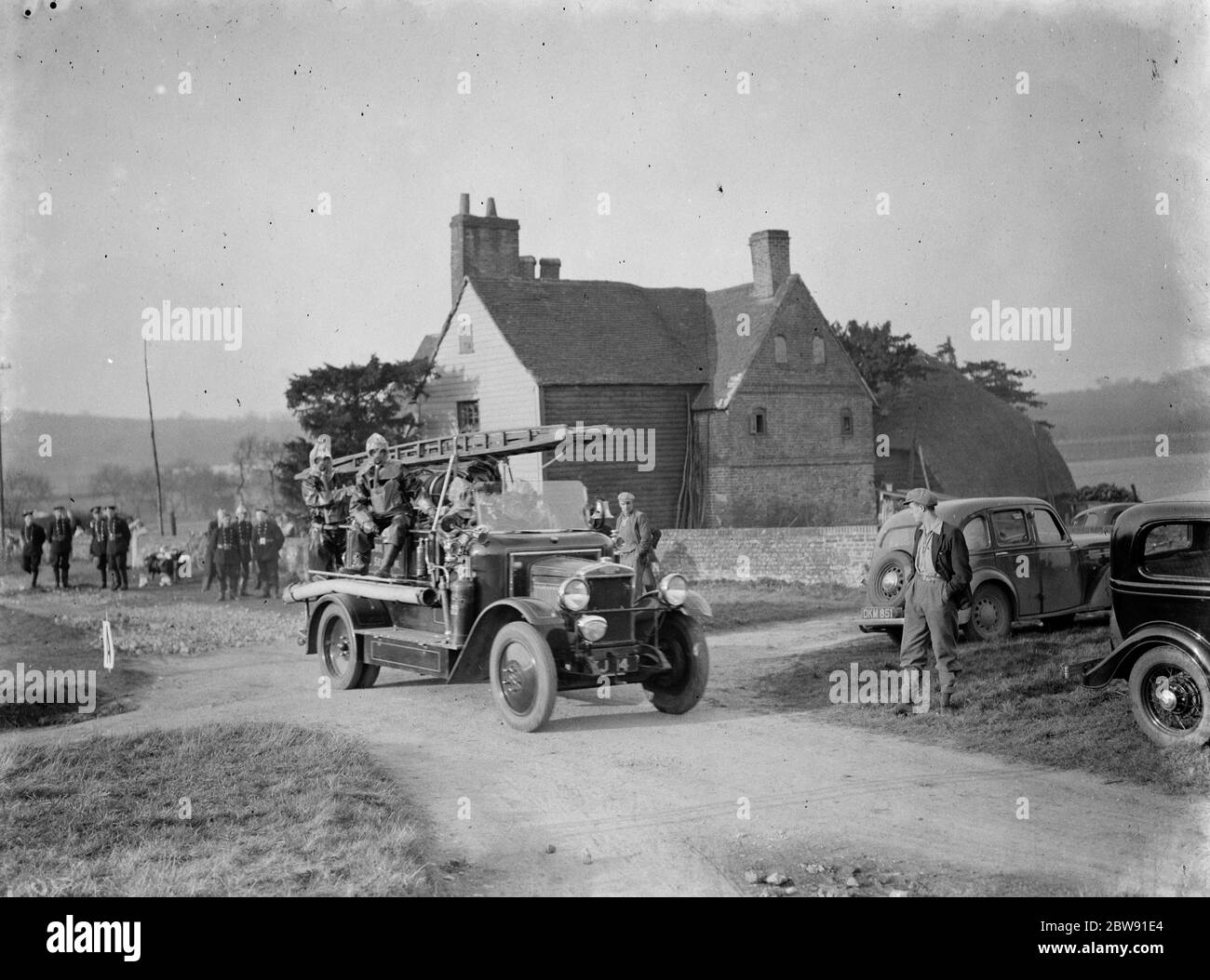 ARP (Luftangriffsvorkehrungen) Demonstrationen. Feuerwehrleute Ankunft in Green Street Green in Schutzkleidung und Gasmasken. März 1938 Stockfoto