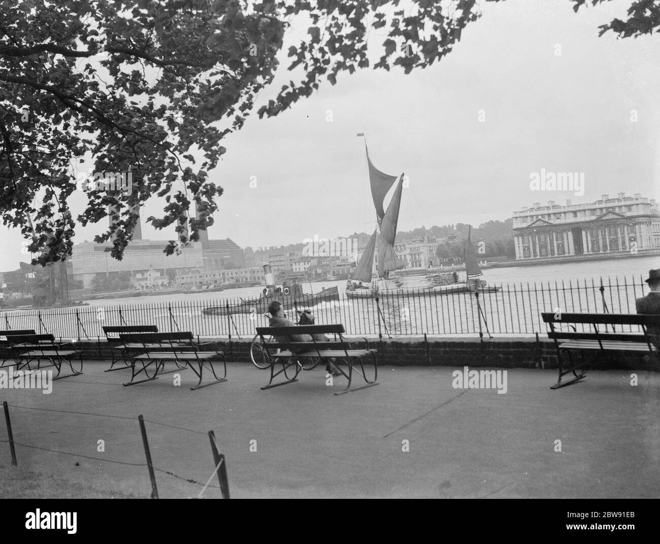 Ein Thames Barge und ein Schlepper sind vom Isle of Dogs Flussufer Park in Greenwich, London aus gesehen. 1939 Stockfoto