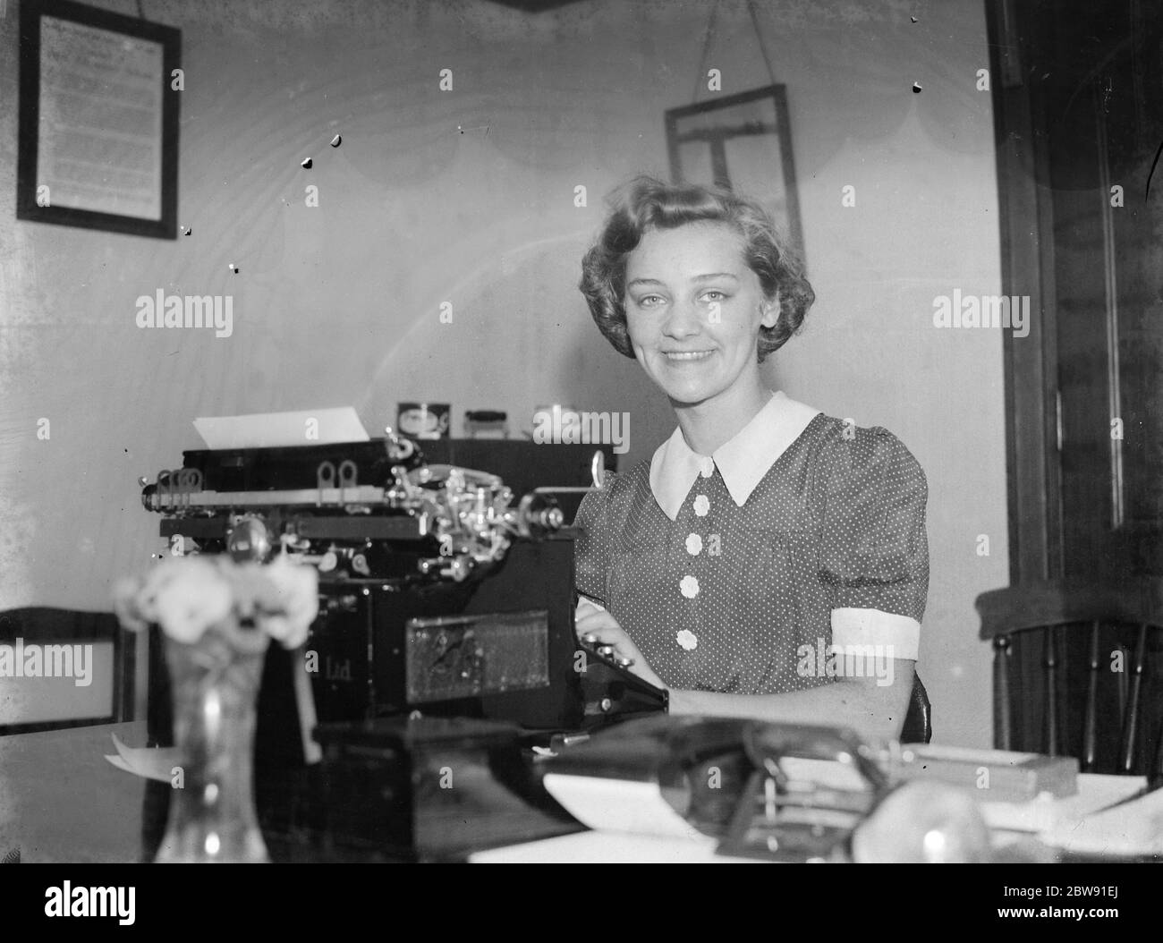 Die Bexleyheath Gala Queen, Miss Dorothy Gardner, sitzt an einer Schreibmaschine. 1939. Stockfoto